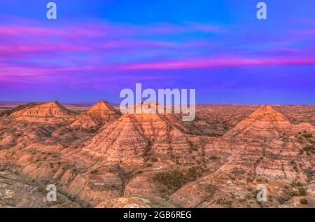 Sonnenaufgang über dem Heuhaufen Buttes in den Badlands von Terry in der Nähe von Terry, montana Stockfoto