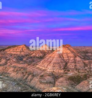 Sonnenaufgang über dem Heuhaufen Buttes in den Badlands von Terry in der Nähe von Terry, montana Stockfoto