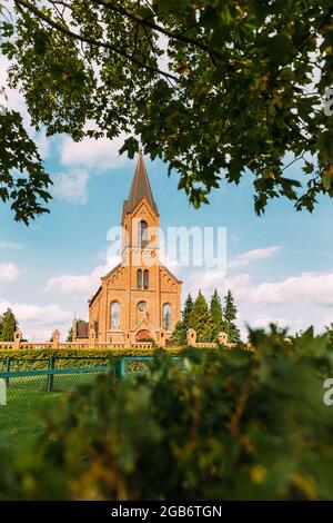 Opsa, Kreis Braslav, Region Vitebsk, Weißrussland. Kirche Des Heiligen Johannes Des Täufers In Sonnentag. Stockfoto