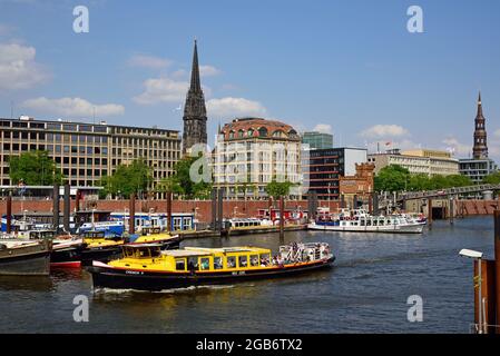 Geographie / Reisen, Deutschland, Hamburg, Elbe, Binnenhafen, Altstadt, Blick auf St. Nikolai, Lastkähne, ZUSÄTZLICHE-RIGHTS-CLEARANCE-INFO-NOT-AVAILABLE Stockfoto