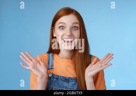 Überrascht glücklich freundlich aussehende amüsiert Rothaarige Freundin lernen unglaublich Gute Nachrichten Glückwünsche Freundin fasziniert weite Augen Stockfoto