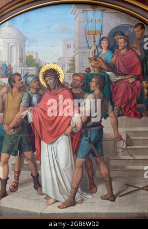 WIEN, AUSTIRA - 17. JUNI 2021: Das Bild vom Fall Jesu vor Pilatus als Teil der Kreuzweg-Stationen in der Marienkirche Stockfoto