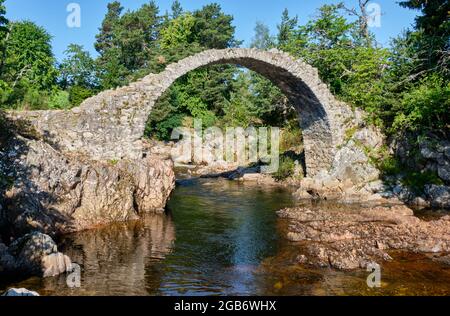 Die alte Papppferdbrücke über den Fluss Dulnain bei Carrbridge, in der Nähe von Aviemore, Badenoch und Speyside, Schottland Stockfoto