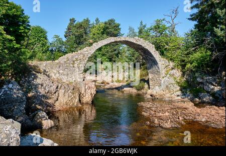 Die alte Papppferdbrücke über den Fluss Dulnain bei Carrbridge, in der Nähe von Aviemore, Badenoch und Speyside, Schottland Stockfoto