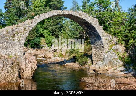 Die alte Papppferdbrücke über den Fluss Dulnain bei Carrbridge, in der Nähe von Aviemore, Badenoch und Speyside, Schottland Stockfoto