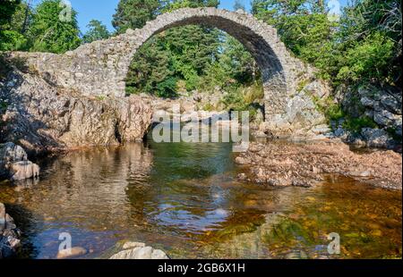 Die alte Papppferdbrücke über den Fluss Dulnain bei Carrbridge, in der Nähe von Aviemore, Badenoch und Speyside, Schottland Stockfoto