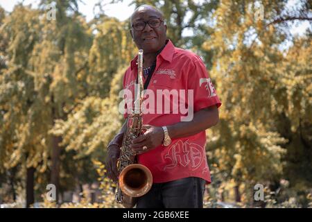 Belgrad, Serbien, 22. Jul 2021: Portrait eines Jazzmusikers, der mit einem Saxophon posiert Stockfoto