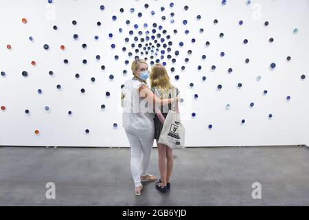 1. August 2021, Los Angeles, Kalifornien, USA: Gast bei der 26. Jährlichen LA Art Show, Tag 4. (Bild: © Billy Bennight/ZUMA Press Wire) Stockfoto