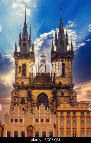 Prag. Tyn Kathedrale der Jungfrau Maria bei Sonnenuntergang Stockfoto