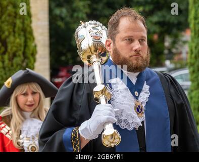 Brentwood, Großbritannien. August 2021. Brentwood Essex 2. August 2021 FEIERLICHER Vesper-Gottesdienst zur Einweihung der Bürgermeisterin Olivia Sanders von Brentwood in der römisch-katholischen Kathedrale St. Mary and St. Helen Brentwood, an dem neun Bürgermeister und Ratsvorsitzende sowie Mark Francois MP für Rayleigh und Wickford teilnahmen. Mace-Träger, der den Bürgermeister von Brentwood leitet Kredit: Ian Davidson/Alamy Live News Stockfoto