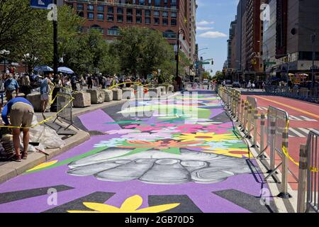 New York, NY, USA - 2. Aug 2021: Ein Abschnitt der E 14th St, der am Union Square künstlerisch dekoriert wurde Stockfoto