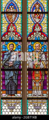 WIEN, AUSTIRA - 24. JUNI 2021: Die St. Vincent de Paul und Clement Maria Hofbauer auf der Glasmalerei der Kirche St. Severin. Stockfoto