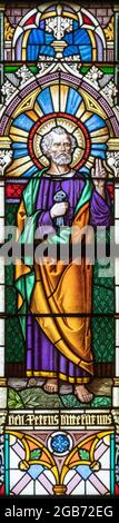 WIEN, AUSTIRA - 24. JUNI 2021: Der Apostel Petrus auf der Glasmalerei der Kirche St. Severin. Stockfoto