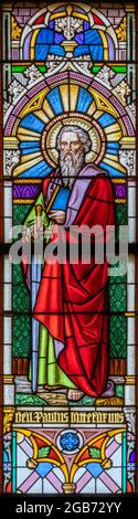 WIEN, AUSTIRA - 24. JUNI 2021: Der Apostel Paulus auf der Glasmalerei der Kirche St. Severin. Stockfoto