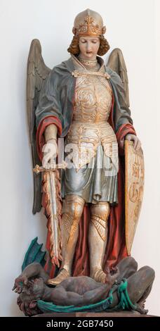 WIEN, AUSTIRA - 24. JUNI 2021: Die geschnitzte Statue der St. Michael Erzengel in der Kirche St. Severin. Stockfoto