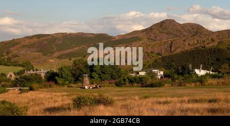 Calton Hill mit Blick auf Arthur Seat, Edinburgh, Schottland, Großbritannien Stockfoto