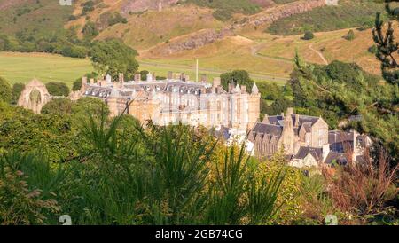 Holyrood Palace und Holyrood Abbey im Holyrood Park von Calton Hill, Edinburgh, Schottland, Großbritannien Stockfoto