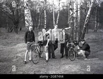 1954, historische, männliche Mitglieder eines Radsportclubs, die für ein Foto in einem beleuchteten Waldgebiet von Epping Forest, Loughton, Essex, England, Großbritannien, stehen. Stockfoto