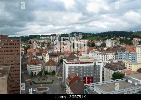 La-Chaux-de-Fonds, Schweiz - 7. Juli 2021: Gemischte Architektur im innerstädtischen Zentrum. Stockfoto