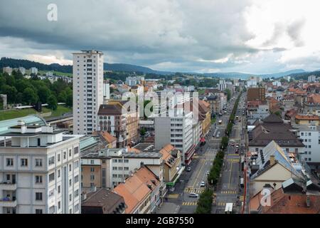 La-Chaux-de-Fonds, Schweiz - 7. Juli 2021: Hauptverkehrsstraße durch das Stadtzentrum Stockfoto