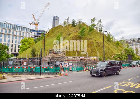 London, Großbritannien. Juli 2021. Blick auf den Marble Arch Mound, einen künstlichen Hügel neben dem Marble Arch Monument in London.der Marble Arch Mound ist mit seiner Aussichtsplattform und Ausstellungsfläche eine neue Attraktion für Besucher. Der Hügel wurde nach nur zwei Tagen aufgrund von Kritiken und Beschwerden über sein Design und generell sehr negativen Bewertungen geschlossen. (Foto: Vuk Valcic/SOPA Images/Sipa USA) Quelle: SIPA USA/Alamy Live News Stockfoto