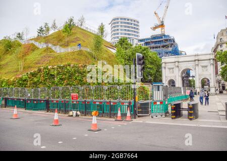 London, Großbritannien. Juli 2021. Blick auf den Marble Arch Mound, einen künstlichen Hügel neben dem Marble Arch Monument in London.der Marble Arch Mound ist mit seiner Aussichtsplattform und Ausstellungsfläche eine neue Attraktion für Besucher. Der Hügel wurde nach nur zwei Tagen aufgrund von Kritiken und Beschwerden über sein Design und generell sehr negativen Bewertungen geschlossen. (Bild: © Vuk Valcic/SOPA Images via ZUMA Press Wire) Stockfoto