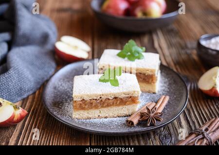 Linzer Zimt Apfelkuchen Scheiben mit Puderzucker-Vereisung Stockfoto
