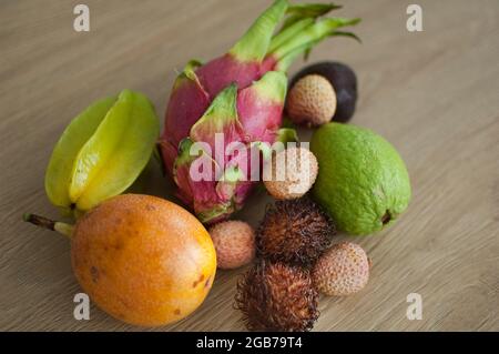 Gruppe von frischen tropischen Früchten, Passionsfrucht, Karambola, Drachenfrucht oder Pitaya, Mangostan, Lischi, Granadilla. Exotische Früchte, gesunde Ernährung Konzept Stockfoto