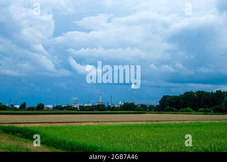 BASF Chemical Company: Ludwigshafener Hauptwerk gegen Felder Stockfoto