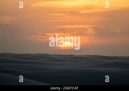 Sonnenuntergang in Sanddünen und Lagunen im Lencois Maranhenses Nationalpark, Brasilien Stockfoto
