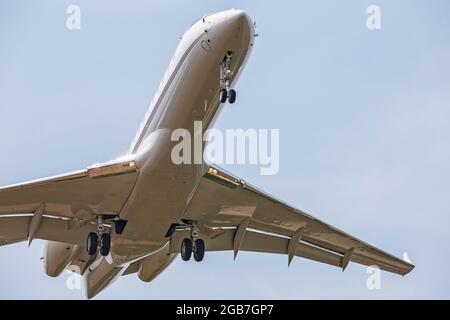 Foto von einem Flugzeug einige Sekunden vor der Landung Stockfoto