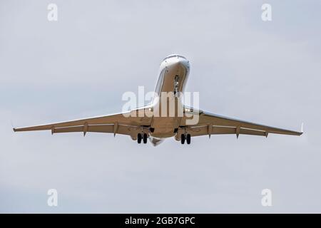 Foto von einem Flugzeug einige Sekunden vor der Landung Stockfoto