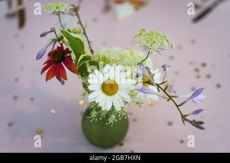 Garten und Wildblumen in Vase für Partytisch angeordnet Stockfoto