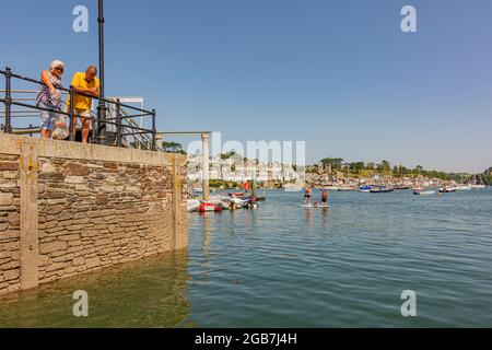 Ein Blick auf Fowey vom Kai von Polruan an einem warmen Sommertag - Polruan & Fowey, Cornwall, Großbritannien. Stockfoto