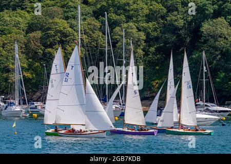 Troy-Klasse Boote, die an Wettkampfrennen teilnehmen - Fowey Harbour / Mündung, Cornwall, Großbritannien. Stockfoto