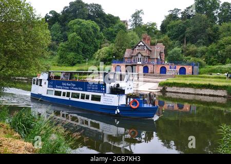 Passagierkreuzfahrtschiff auf dem Fluss Severn in Shrewsbury, Shropshire, England, Großbritannien. Blick vom Flussufer im Quarry Park. Stockfoto