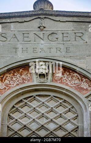 Poseidon, der griechische Gott des Meeres, ist auf der Frontfassade des Saenger Theatre, 1. August 2021, in Mobile, Alabama, abgebildet. Stockfoto