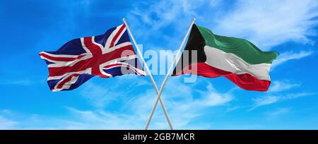 Flaggen von Großbritannien und Kuwait winken im Wind auf Fahnenmasten gegen den Himmel mit Wolken am sonnigen Tag. Symbolisieren Beziehung, Dialog zwischen zwei c Stockfoto