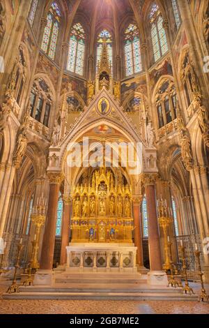 WIEN, AUSTIRA - 24. JUNI 2021: Das Presbyterium in der neugotischen Votivkirche. Stockfoto