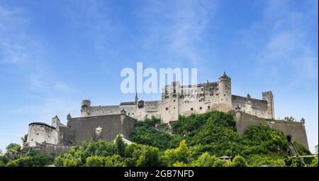 Salzburg, Österreich; 1. August 2021 - BLICK auf die Hohensalzburg. Es ist eine große mittelalterliche Festung in der Stadt Salzburg, Österreich. Es liegt auf dem Fe Stockfoto