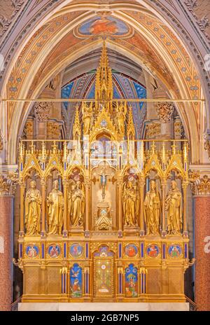 WIEN, AUSTIRA - 24. JUNI 2021: Der neugotische Altar der Votivkirche nach einem Entwurf von Joseph Gasser (19. Jh.). Stockfoto