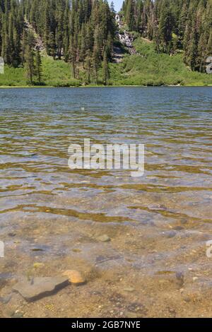 Twin Lakes mit Twin Falls in der Ferne Stockfoto