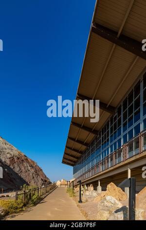 Modernistische Architektur der Quarry Exhibit Hall, die von Anshen und Allen im Rahmen der Mission 66 NPS-Initiative im Dinosaur National Monument auf entworfen wurde Stockfoto