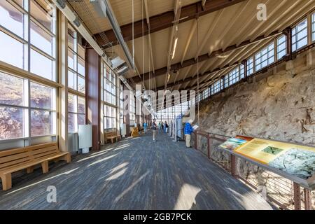 Modernistische Architektur der Quarry Exhibit Hall, die von Anshen und Allen im Rahmen der Mission 66 NPS-Initiative im Dinosaur National Monument auf entworfen wurde Stockfoto