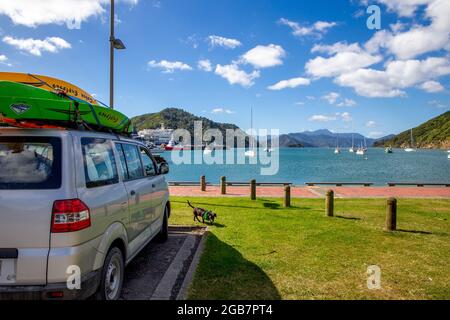 Picton, Marlborough, Neuseeland, Juni 13 2021: Touristen in einem Wohnmobil genießen die Aussicht entlang der Picton-Küste, während sie auf die Fähre warten Stockfoto