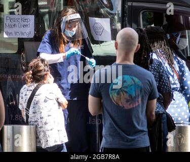 Brooklyn, New York, USA. August 2021. Vor dem Barclay Center in Brooklyn, New York, stehen Menschen an einer Covid-Testing-Pop-up-Stelle (Bildquelle: © Debra L. Rothenberg/ZUMA Press Wire) Bildquelle: ZUMA Press, Inc./Alamy Live News Stockfoto