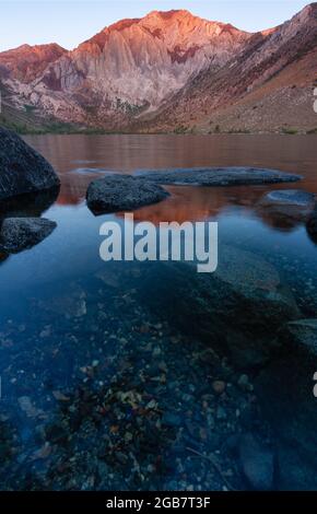 Sonnenaufgang am Convict Lake in den östlichen Sierras Stockfoto