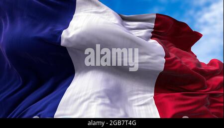Detail der Nationalflagge Frankreichs, die im Wind fliegt. Demokratie und Politik. Europäisches Land. Stockfoto