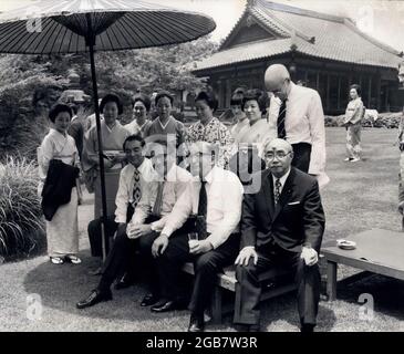 Tokio, Japan. Juni 1972. Dr. HENRY KISSINGER, dritter von rechts, mit (von links nach rechts) YASUHIRO NAKASONE, dem Vorsitzenden des Exekutivrats der Liberaldemokratischen Partei, Kissinger, ZENTARO KOSAKA, dem Vorsitzenden des Policy Affairs Research Council der Partei, und Finanzminister MIKIO MIZUTA im Hanntaen Restaurant, Tokio. Kredit: Keystone Presseagentur/ZUMA Wire/Alamy Live Nachrichten Stockfoto