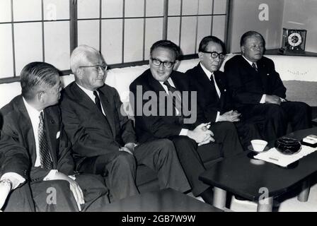 Tokio, Japan. Juni 1972. Dr. HENRY KISSINGER, Zentrum, in Tokio, mit den ehemaligen Außenministern (von links nach rechts), KIICHI AICHI, AIICHIRO FUGIYAMA, TAKEO MIKI und MASAYOSHI OHIRA. Kredit: Keystone Presseagentur/ZUMA Wire/Alamy Live Nachrichten Stockfoto